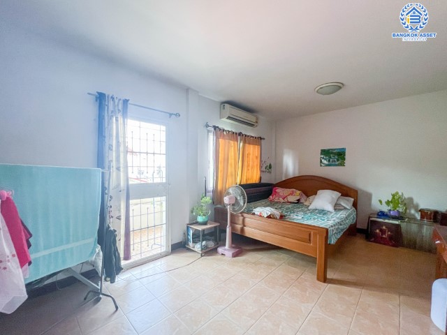 *****ทาวน์เฮ้าส์มือสองย่านกรุงเทพมหานคร ม.ศศิกานต์2 สรงประภา30 เนื้อที่กว้างถึง 28 ตร.ว. ฟังก์ชัน 3 ห้องนอน 2 ห้องน้ำ 2 ที่จอดรถ บ้านพื้นที่กว้างขวาง แถมฟรี! 3 เครื่องปรับอากาศ เดินทางสะดวกมาก บนทำเลใกล้สนามบินดอนเมือง รถไฟฟ้าสายสีแดง "สถานีดอนเมือง" ห้ามพลาด!